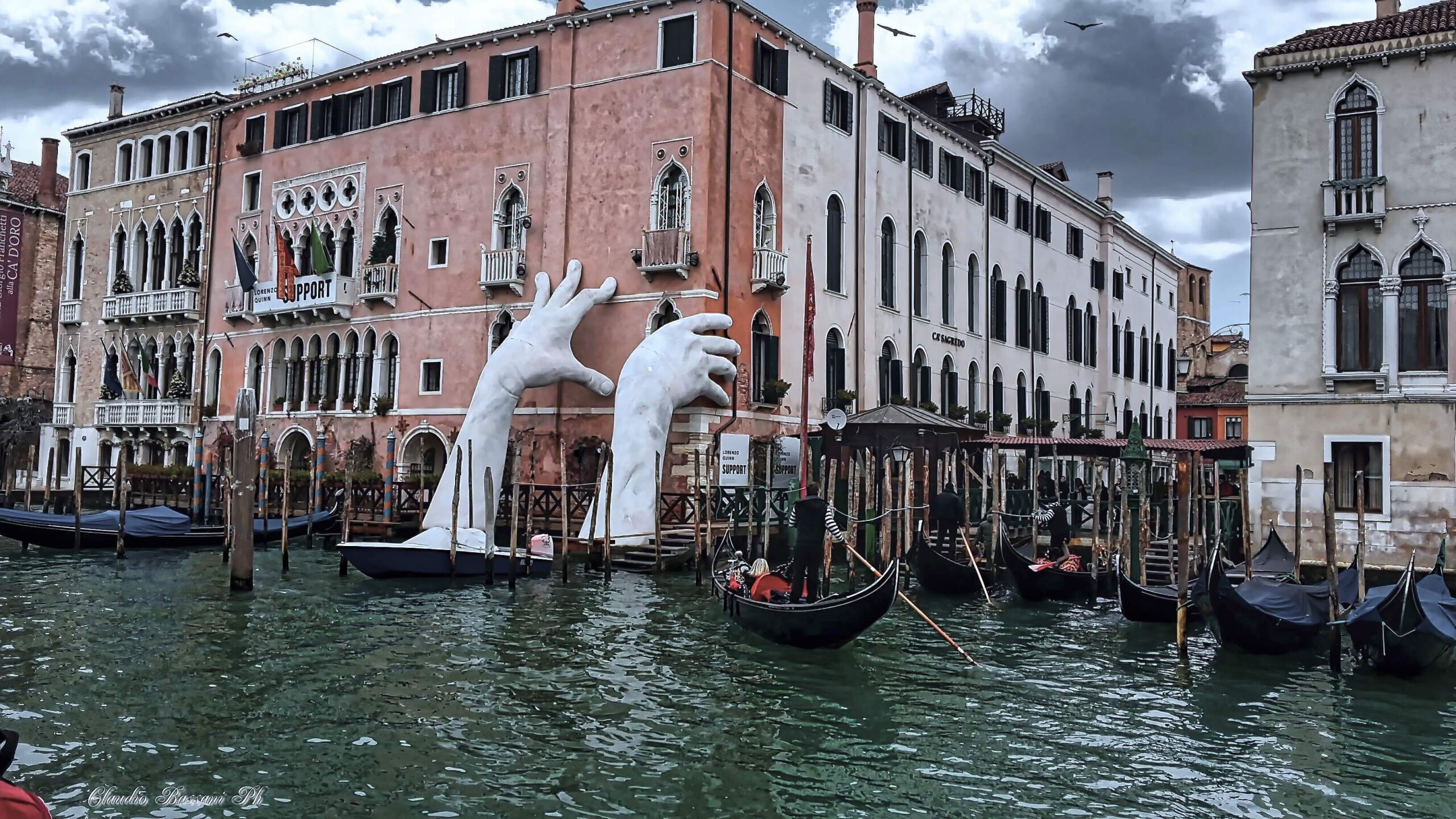 Mani Giganti (Biennale)
